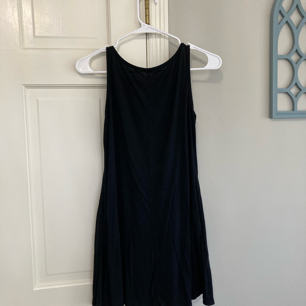 Elegant Black Sleeveless Dress - Picture 2 of 4